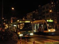 トラムとバスのある夜景　撮影場所：アムステルダム、オランダ