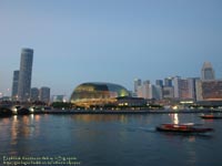 マーライオン公園からエスプラネード・シアターズ・オン・ザ・ベイ( Esplanade Theatres on the Bay )を望む　撮影場所：シンガポール