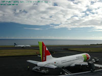 駐機中の TAP と離陸に向かう SATA 撮影場所：HORTA アソーレス諸島(HOR)、ポルトガル(PORTUGAL)